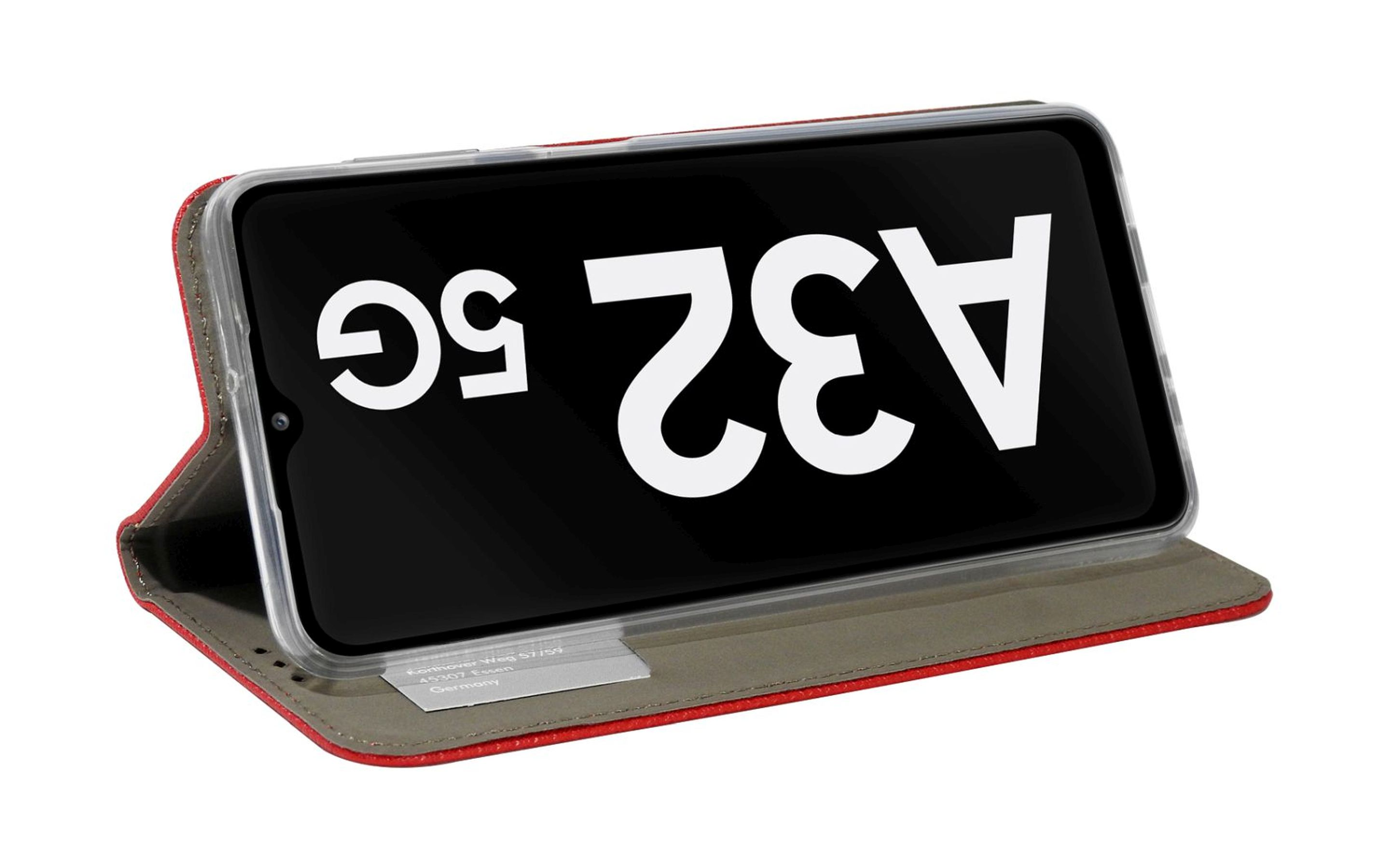 Ein Telefon in einer roten Hülle zeigt den Text A32 5G. Die Hülle ist geöffnet und zeigt ein graues Lederinterieur.