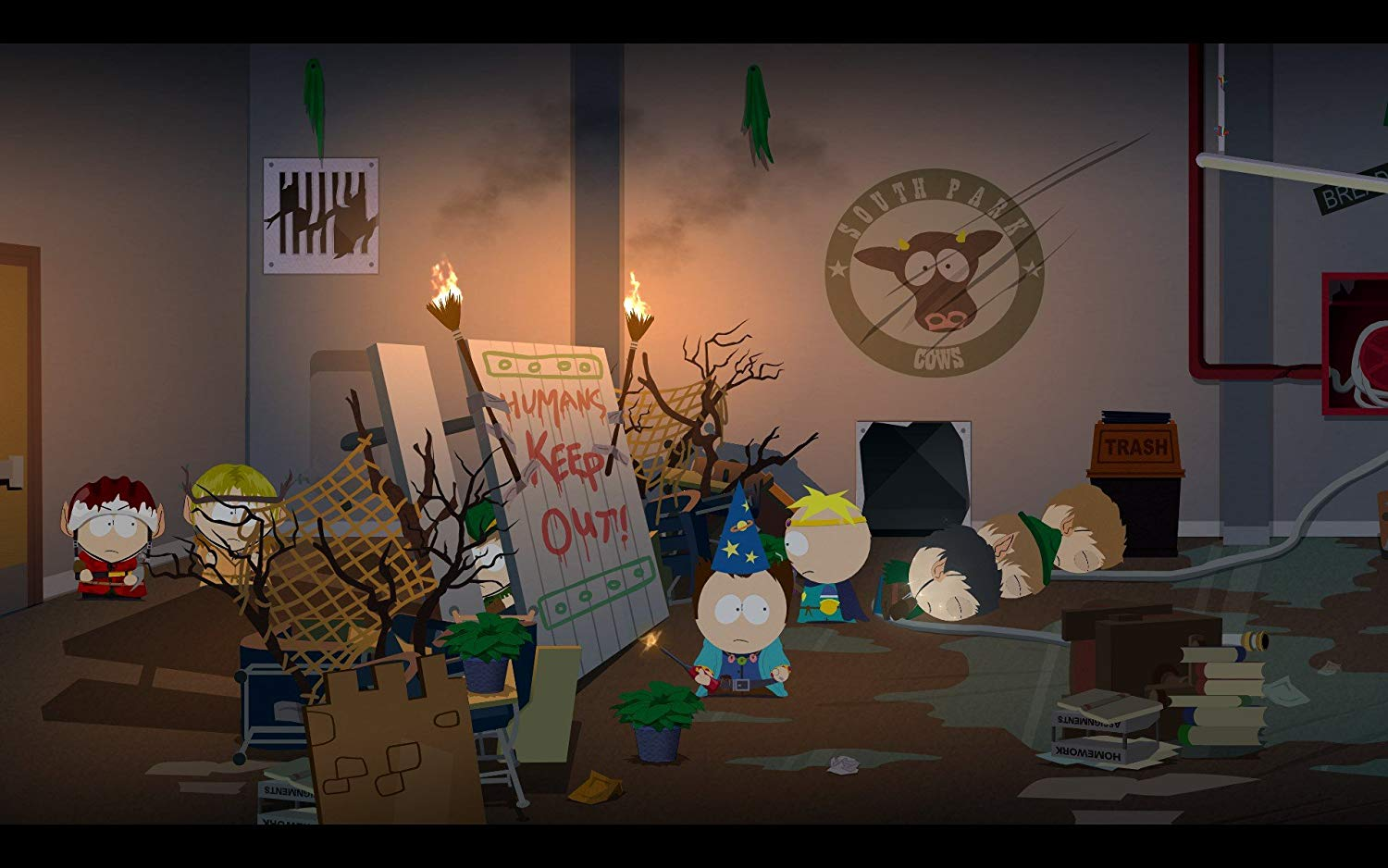 South Park-Szene. Charaktere stehen in einem Keller. Ein Schild besagt "Menschen raus!". Feuerfackeln und Müll sind vorhanden.