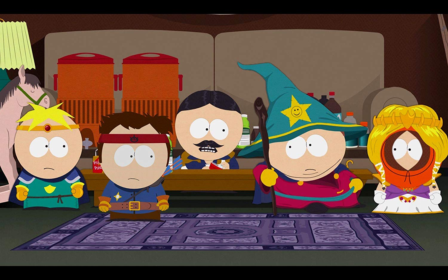 South Park Charaktere in Kostümen, sitzen auf einer Couch, in einem Raum.