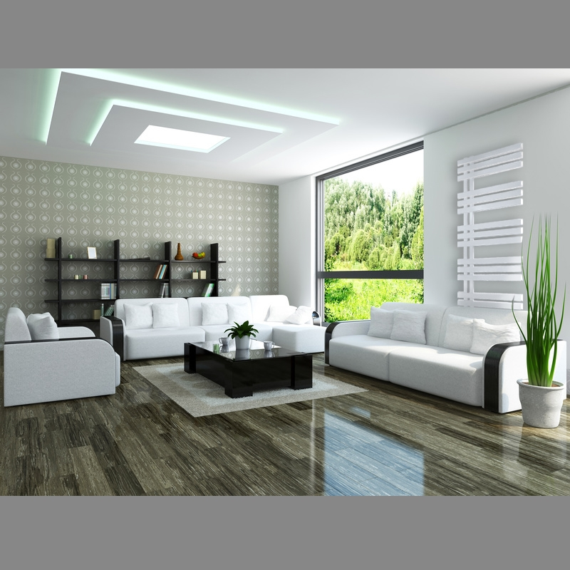 Wohnzimmer: weiße Sofas, schwarzer Couchtisch, großes Fenster mit grüner Außenansicht und Holzboden.