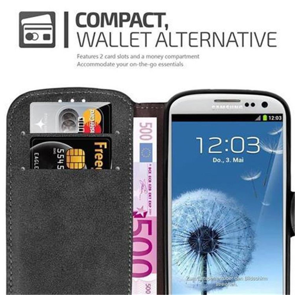 Funda tipo cartera abierta, mostrando un teléfono y tarjetas. El fondo muestra texto sobre el producto.