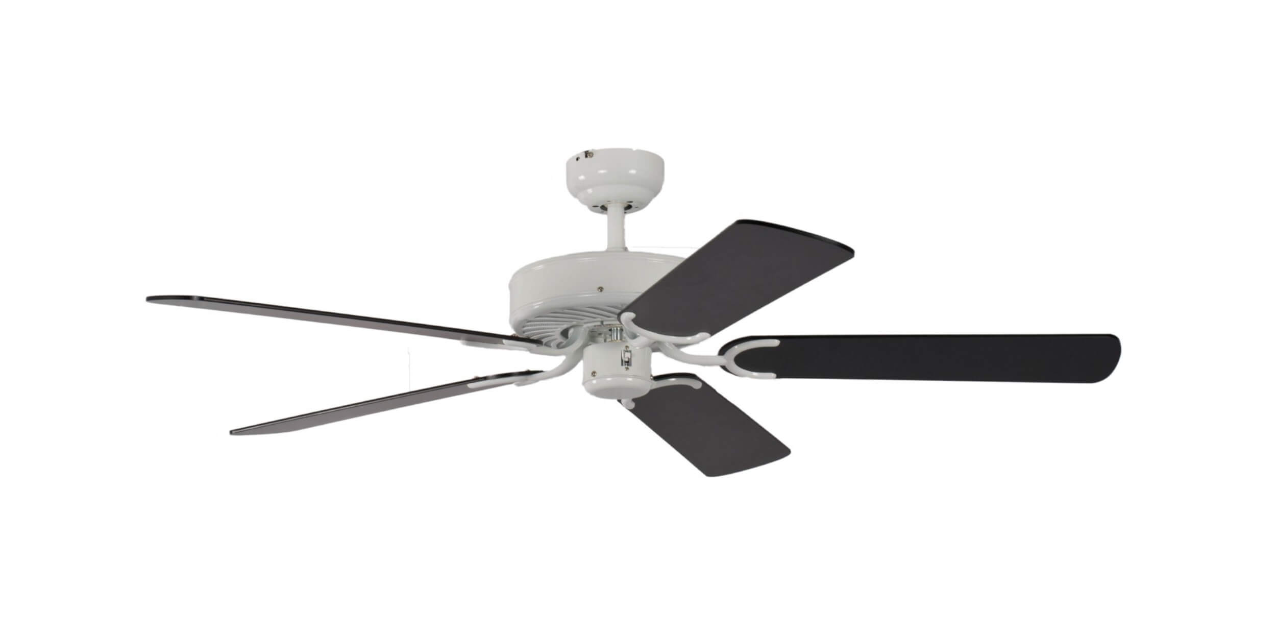 Weißer Deckenventilator mit schwarzen Flügeln und weißem Hintergrund.
