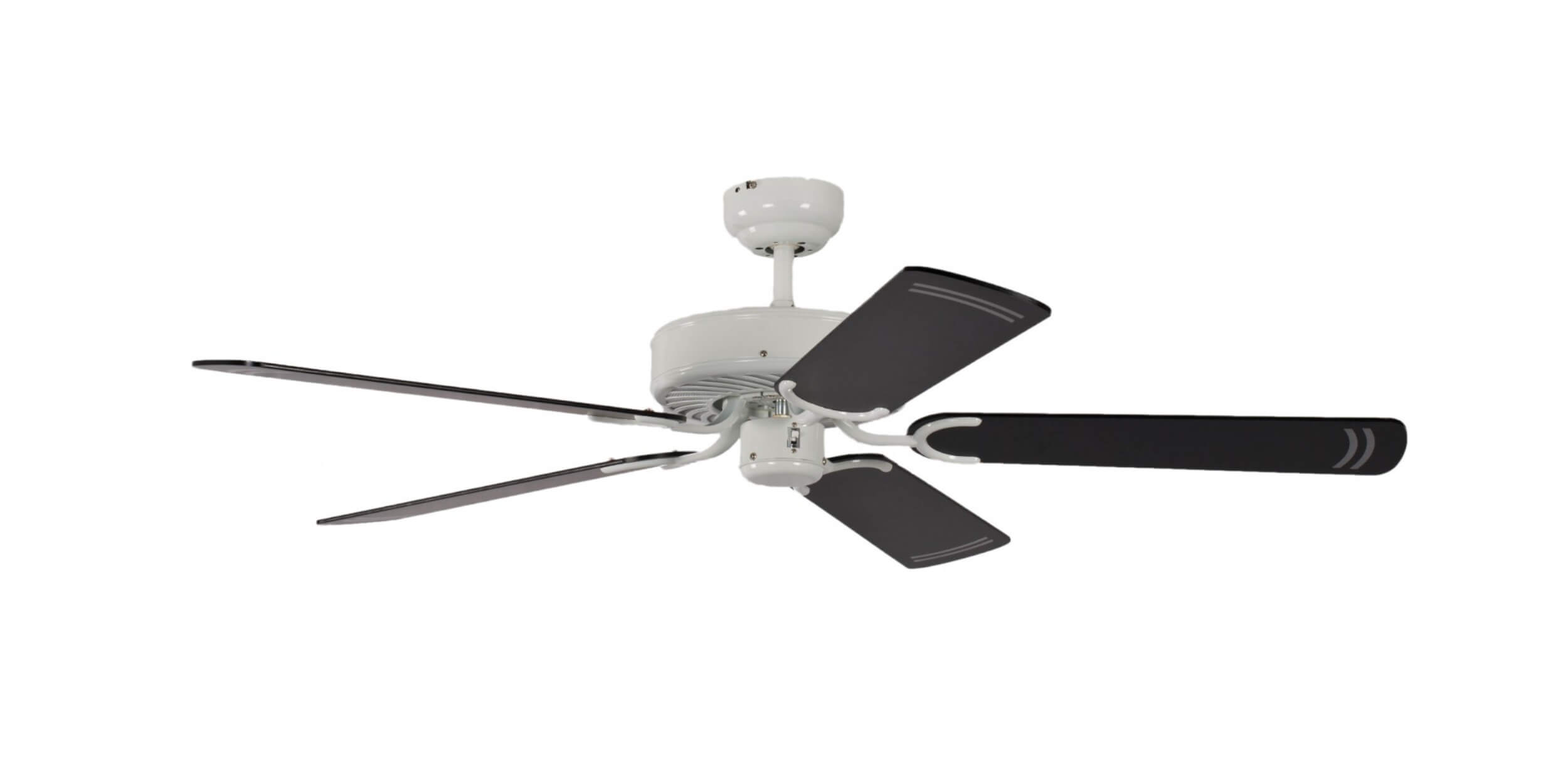 Ein weiß-schwarzer Deckenventilator mit fünf Flügeln. Er ist an einer weißen Decke montiert.