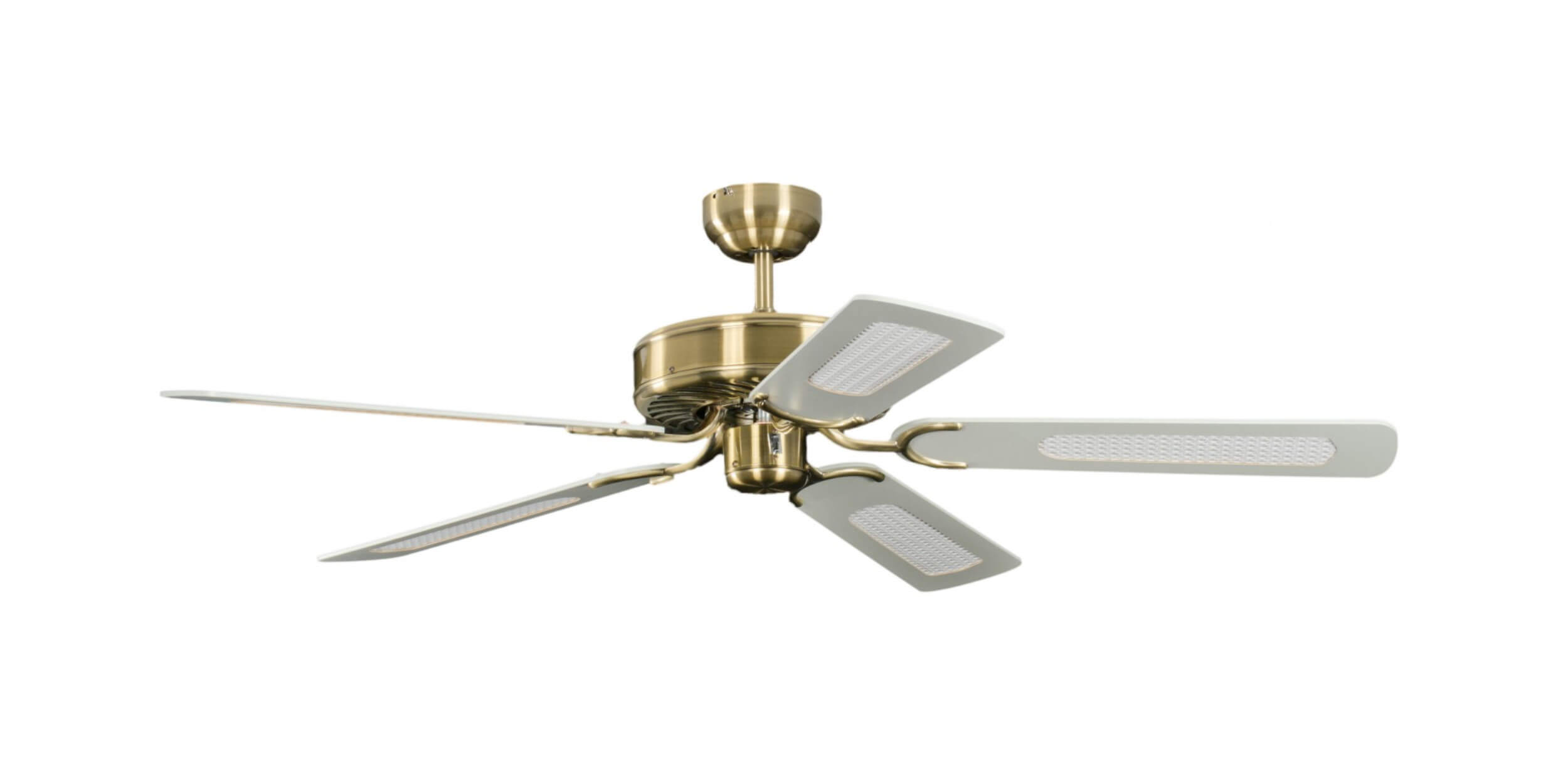 Deckenventilator mit fünf Flügeln. Der Ventilator hat ein goldfarbenes Motorgehäuse.