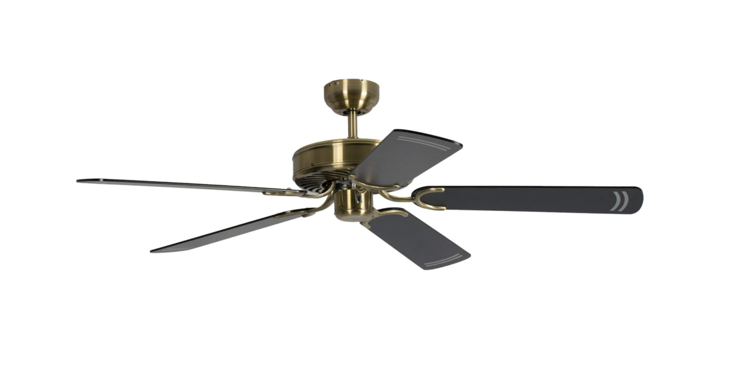 Deckenventilator mit fünf Flügeln, dunkelgrau und schwarz, mit messingfarbenem Motorgehäuse, auf weißem Hintergrund.