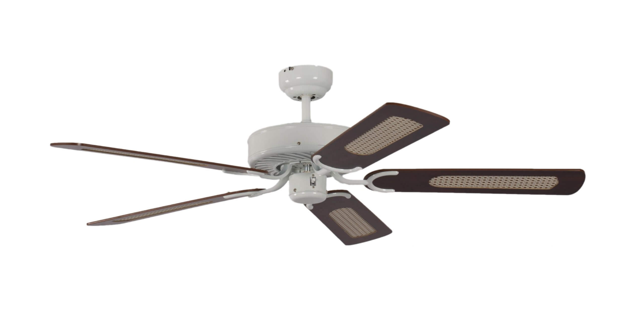 Weißer Deckenventilator mit 5 Holzflügeln und einer weißen Halterung. Weißer Hintergrund.