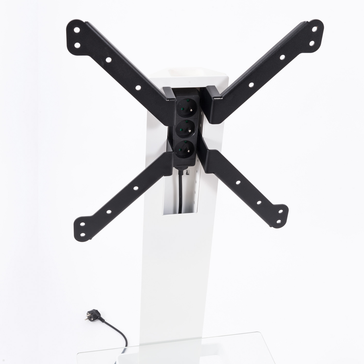 Ein weißer TV-Ständer mit einer Steckdosenleiste und schwarzen Tragearmen, auf weißem Untergrund, mit Stecker.
