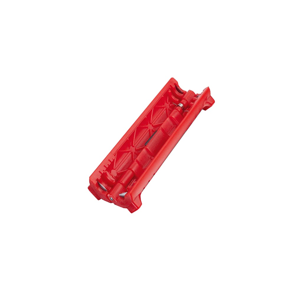 Ein roter Dachziegel mit Rippen, isoliert vor weißem Hintergrund. Zeigt das Design und die Struktur.
