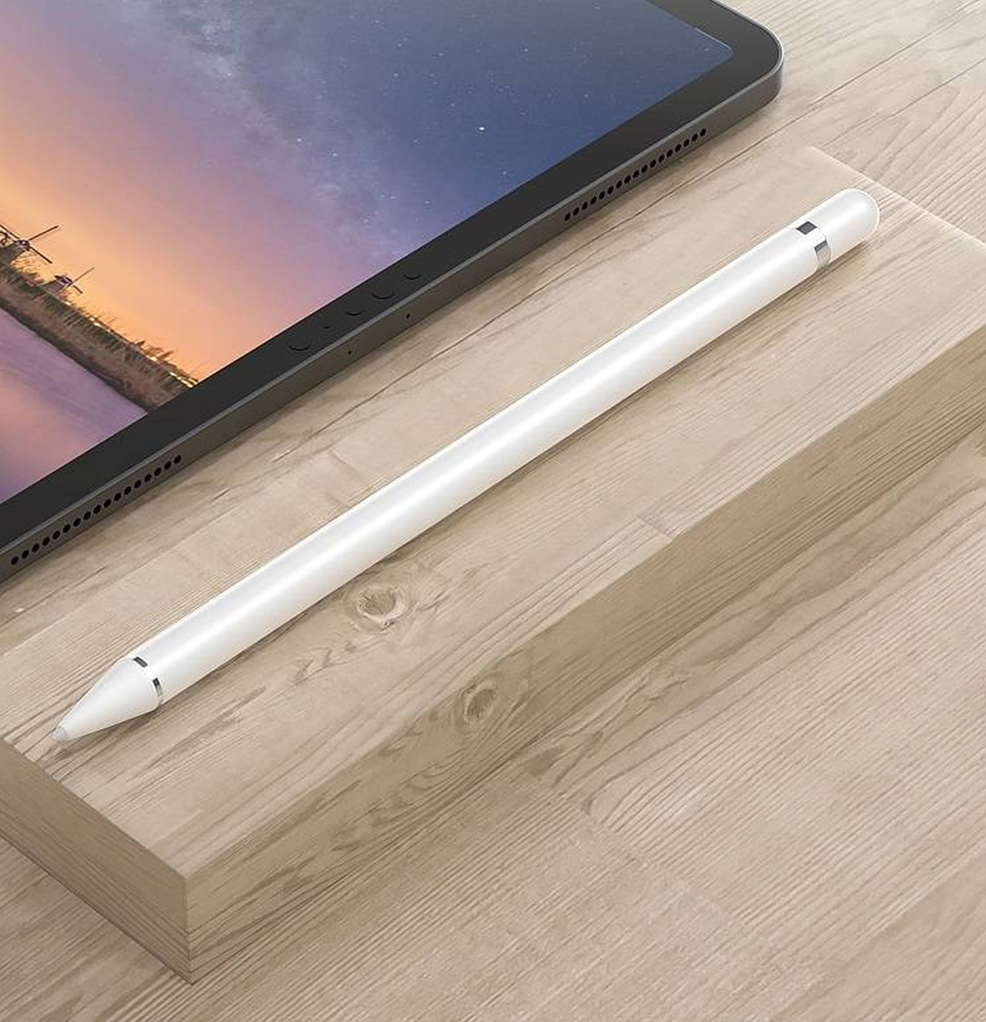 Weißer Stift auf Holzoberfläche neben Tablet.