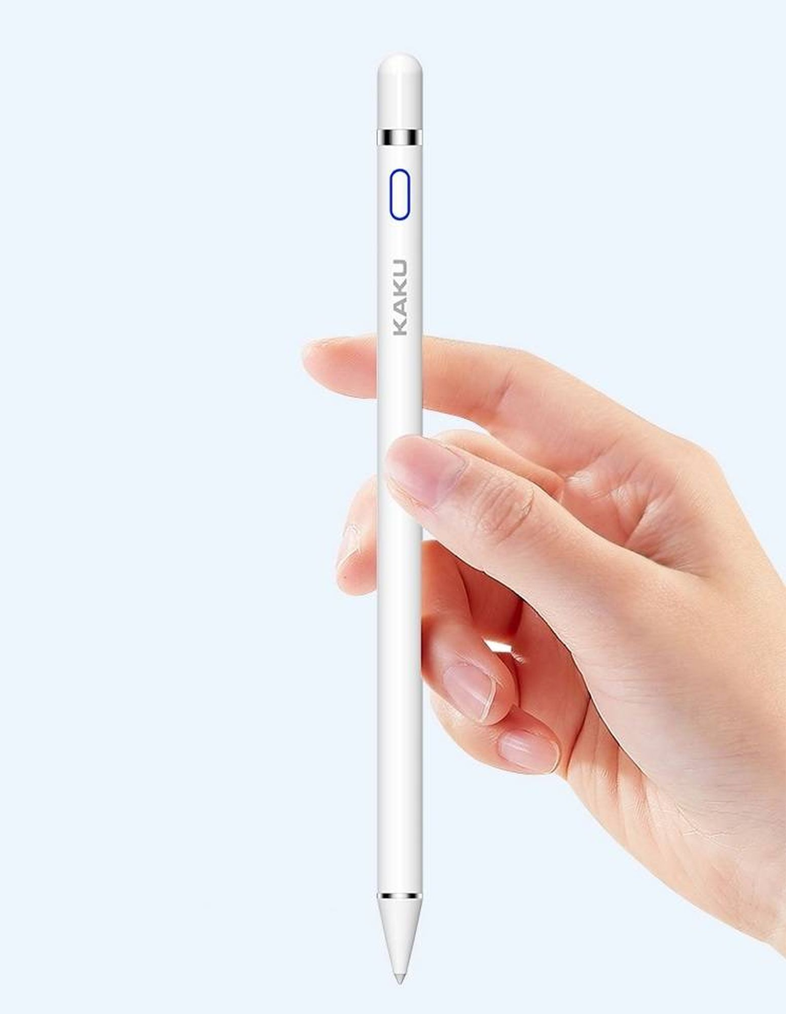 Weißer Stift in einer Hand. Blauer Akzentring. Hellblauer Hintergrund.