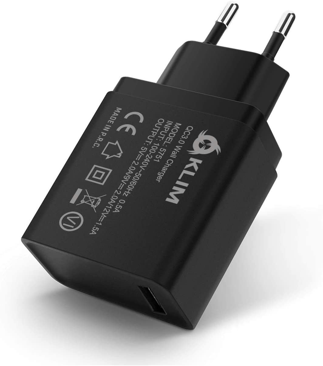 Schwarzes Wandladegerät mit zwei Stiften. Das Gerät hat einen USB-Anschluss und Text mit Spezifikationen.