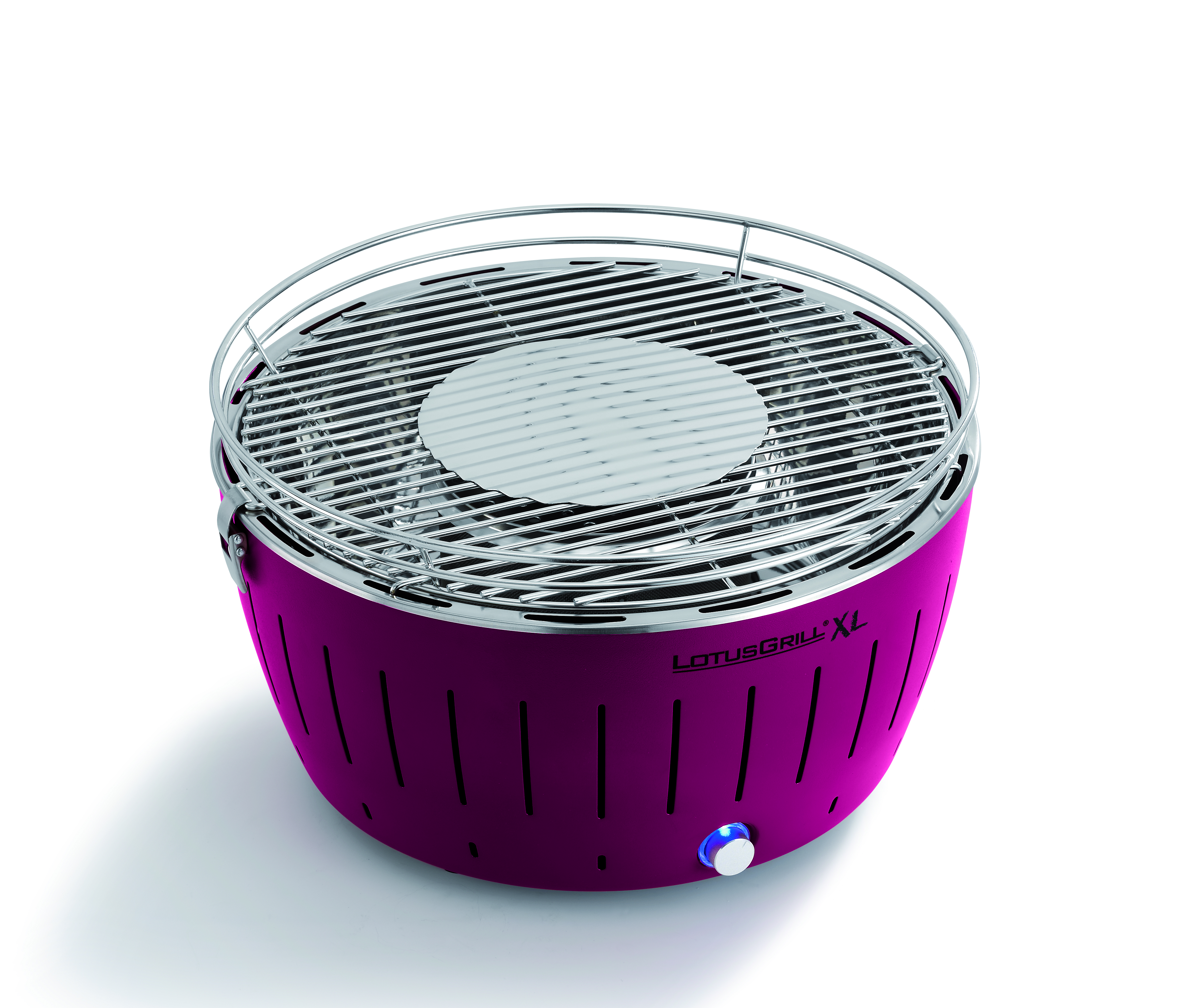 Ein roter Grill mit verchromtem Rost steht auf weißem Hintergrund. Hat einen blauen Einschaltknopf an der Seite.