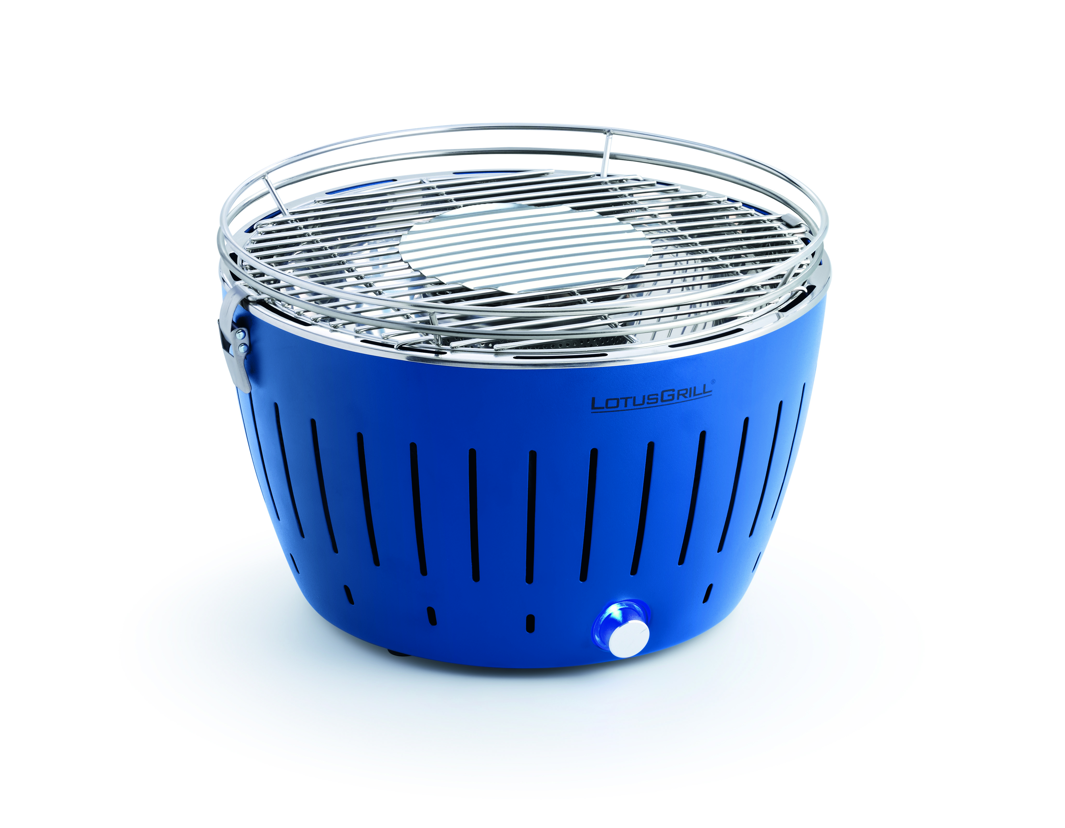 Blauer LotusGrill-Grill auf Weiß. Hat einen Chromgrill und einen Bedienknopf. Vertikale Linien am Körper.