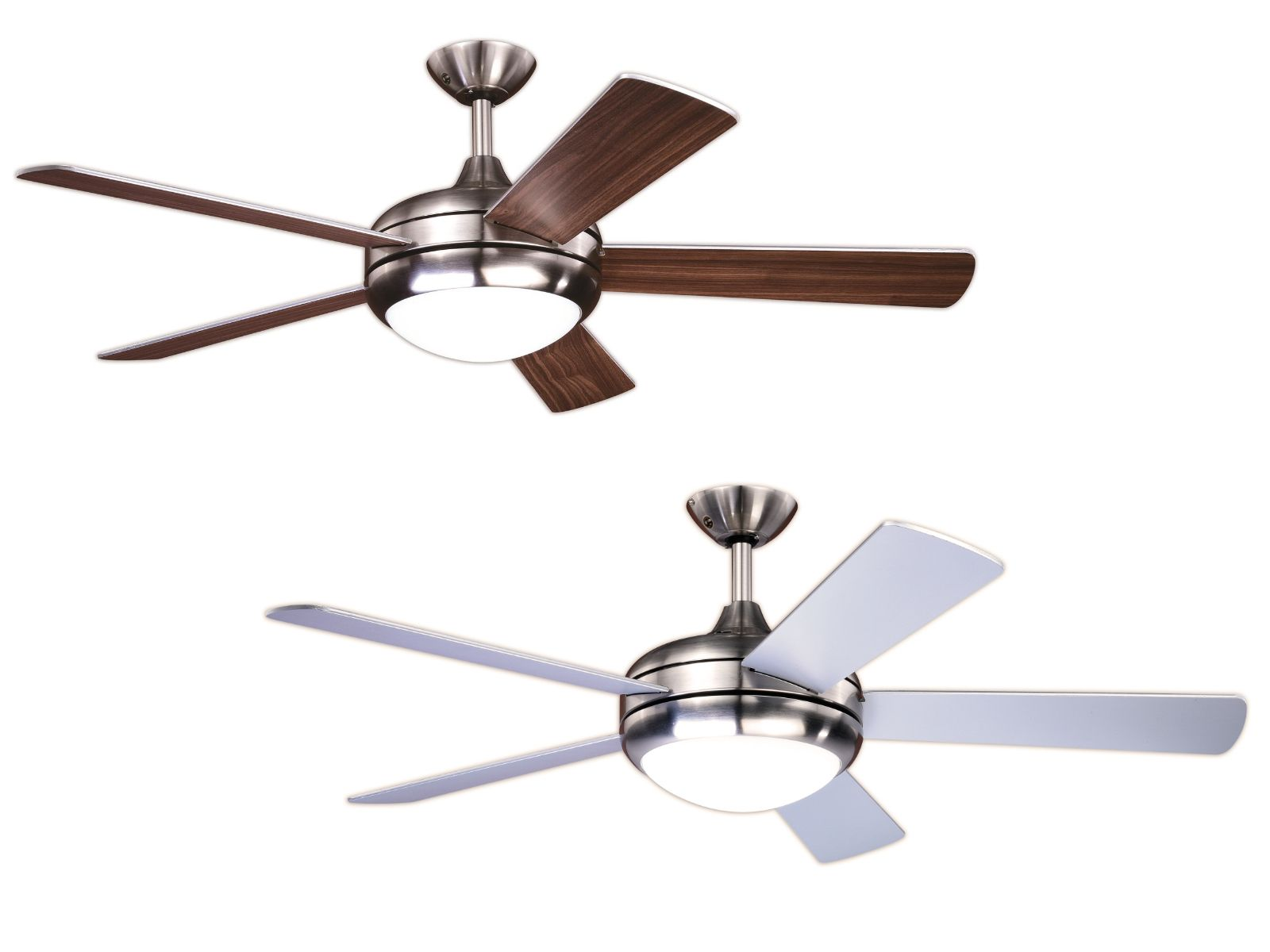 Zwei Deckenventilatoren, einer mit Holzoptik-Flügeln und einer mit weißen Flügeln, stehen auf weißem Grund.