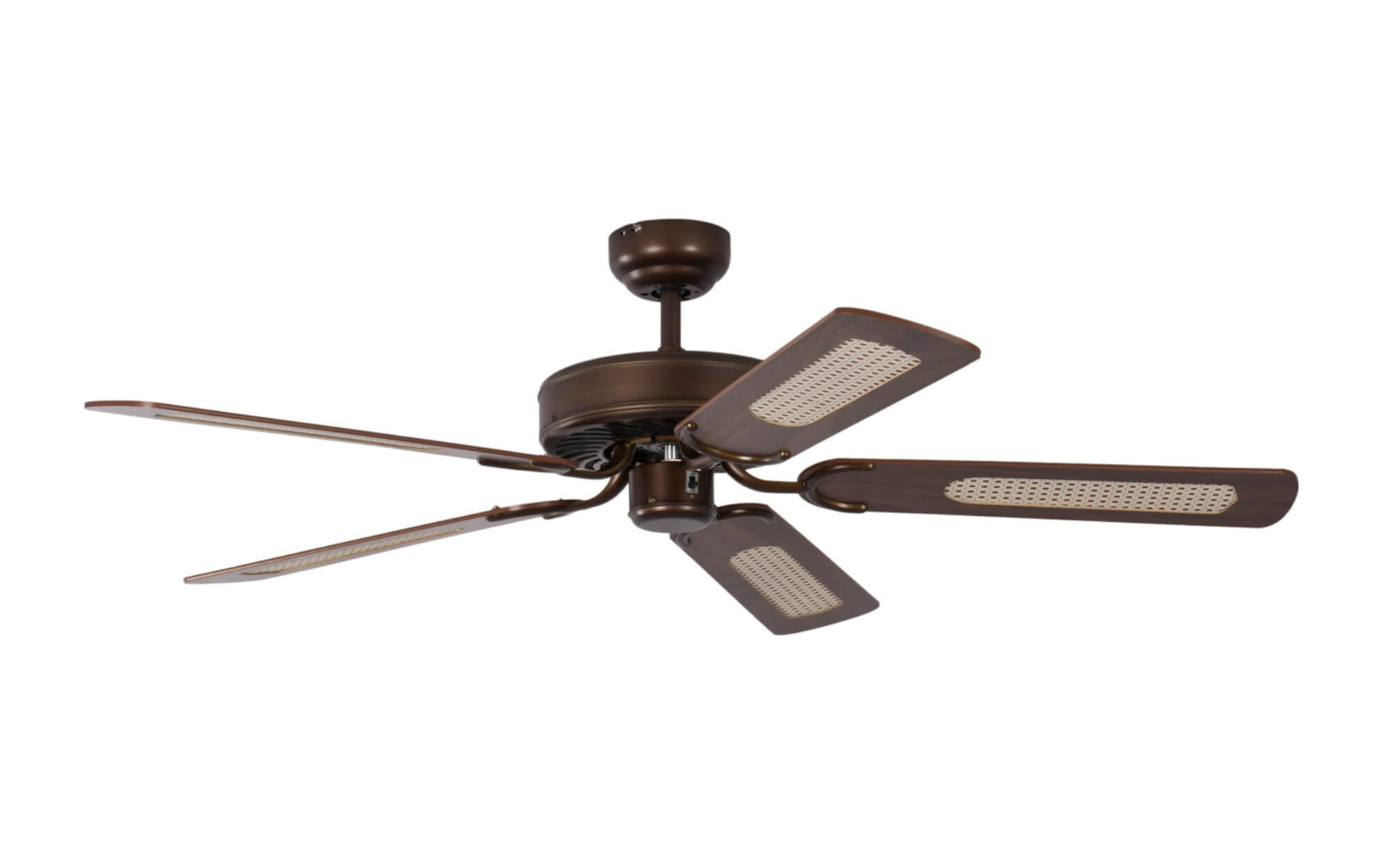 Un ventilatore da soffitto con cinque pale, design marrone e rattan, su sfondo bianco.