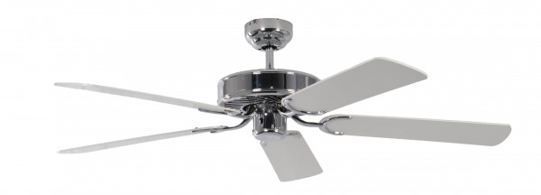 Ein Deckenventilator aus Chrom mit fünf weißen Flügeln. Der Ventilator ist auf weißem Hintergrund montiert.