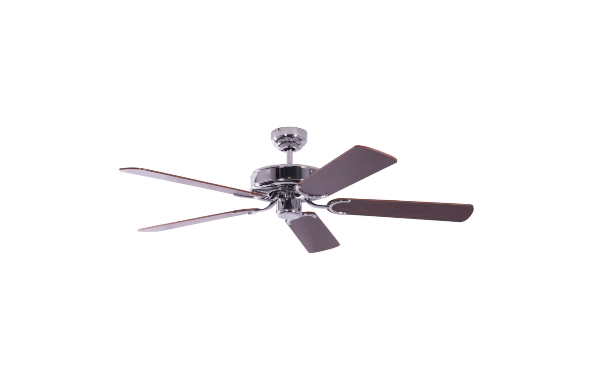 Silberner Deckenventilator mit fünf Holzblättern. Es ist auf weißem Hintergrund.