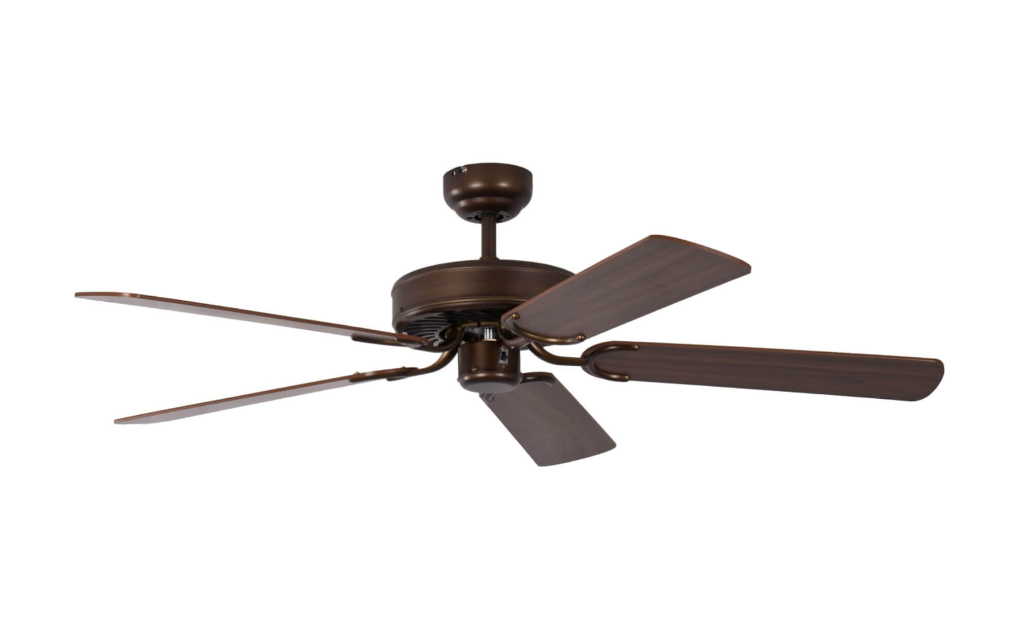Un ventilatore da soffitto bronzo con cinque pale. Le pale sono marroni scure. Sfondo bianco.