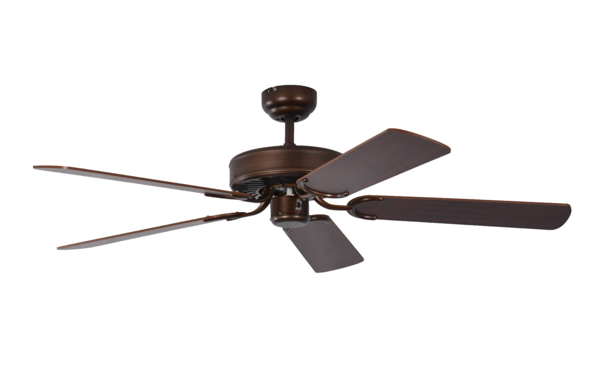 Brauner Deckenventilator mit fünf Flügeln. Weißer Hintergrund.