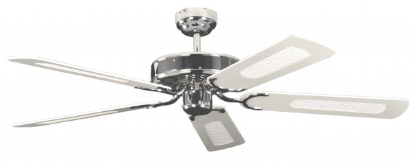 Ein silberner und verchromter Deckenventilator mit fünf Flügeln. Die Flügel sind weiß mit einem gemusterten Zentrum.