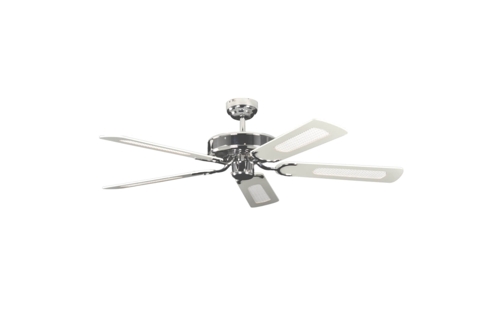Chrom-Deckenventilator mit fünf Flügeln und weißem Hintergrund.