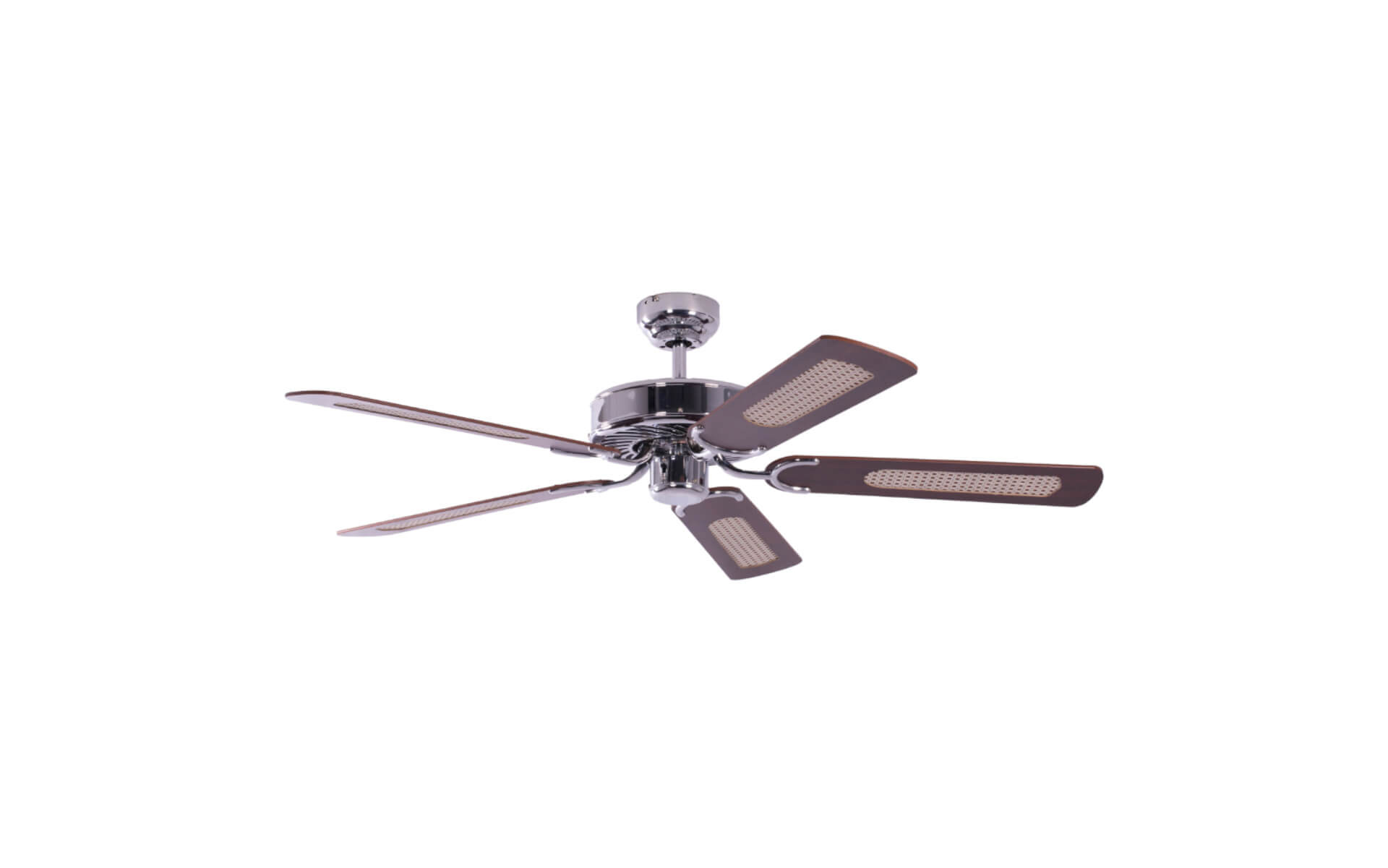 Deckenventilator mit fünf Flügeln und Chrom-Finish. Weißer Hintergrund.