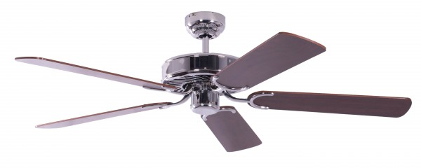 Ein Deckenventilator mit fünf Flügeln, Chrommitte und braunen Holzflügeln.