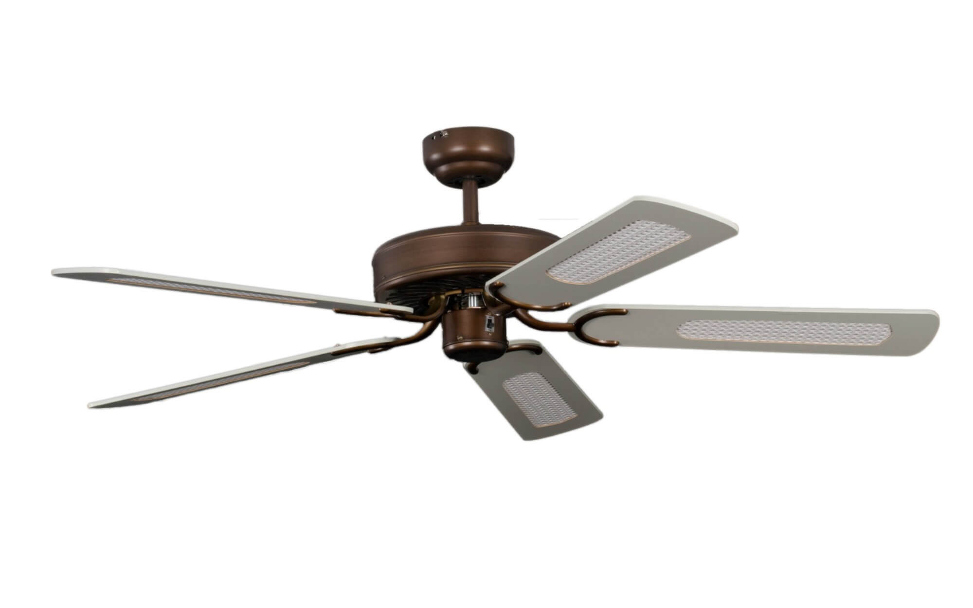 Ein bronzefarbener Deckenventilator mit fünf Blättern, weiß und silber, isoliert auf weißem Hintergrund.