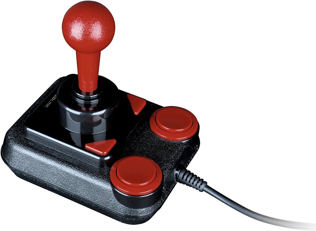 Schwarzer Joystick mit rotem Griff, Knöpfen und Kabel, isoliert auf weißem Grund.
