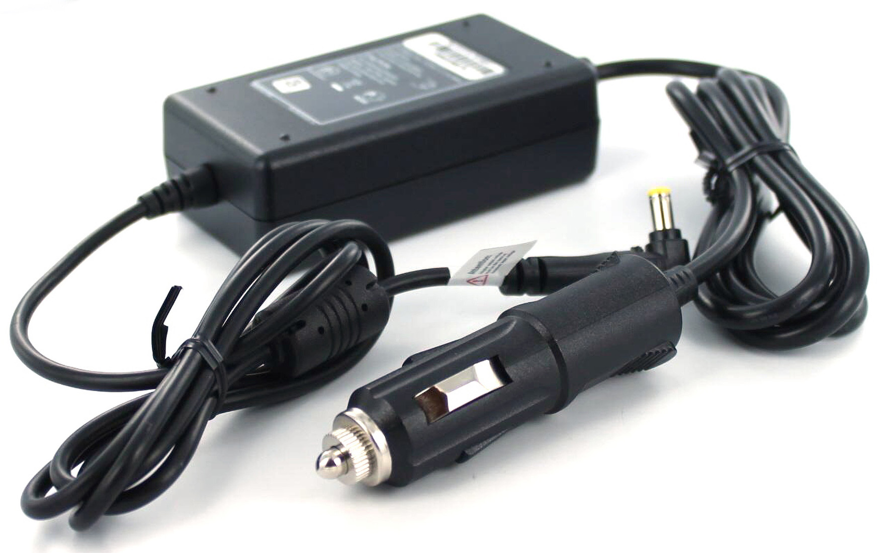Schwarzes Netzteil mit Kabel und einem Autoladeadapter. Weißer Hintergrund.