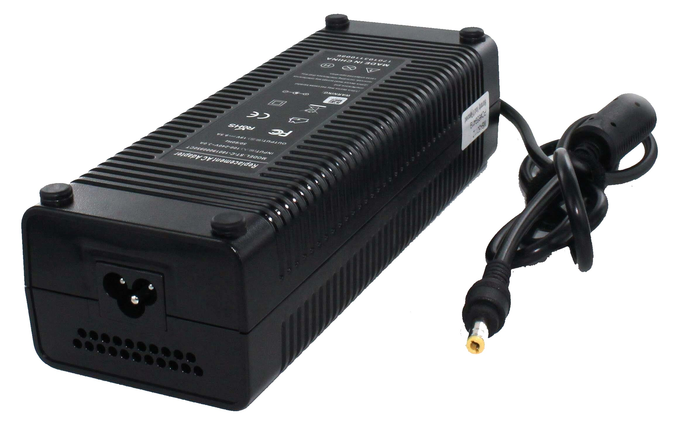 Schwarzes AC-Adapter mit schwarzem Kabel. Mit verschiedenen Zulassungszeichen gekennzeichnet.