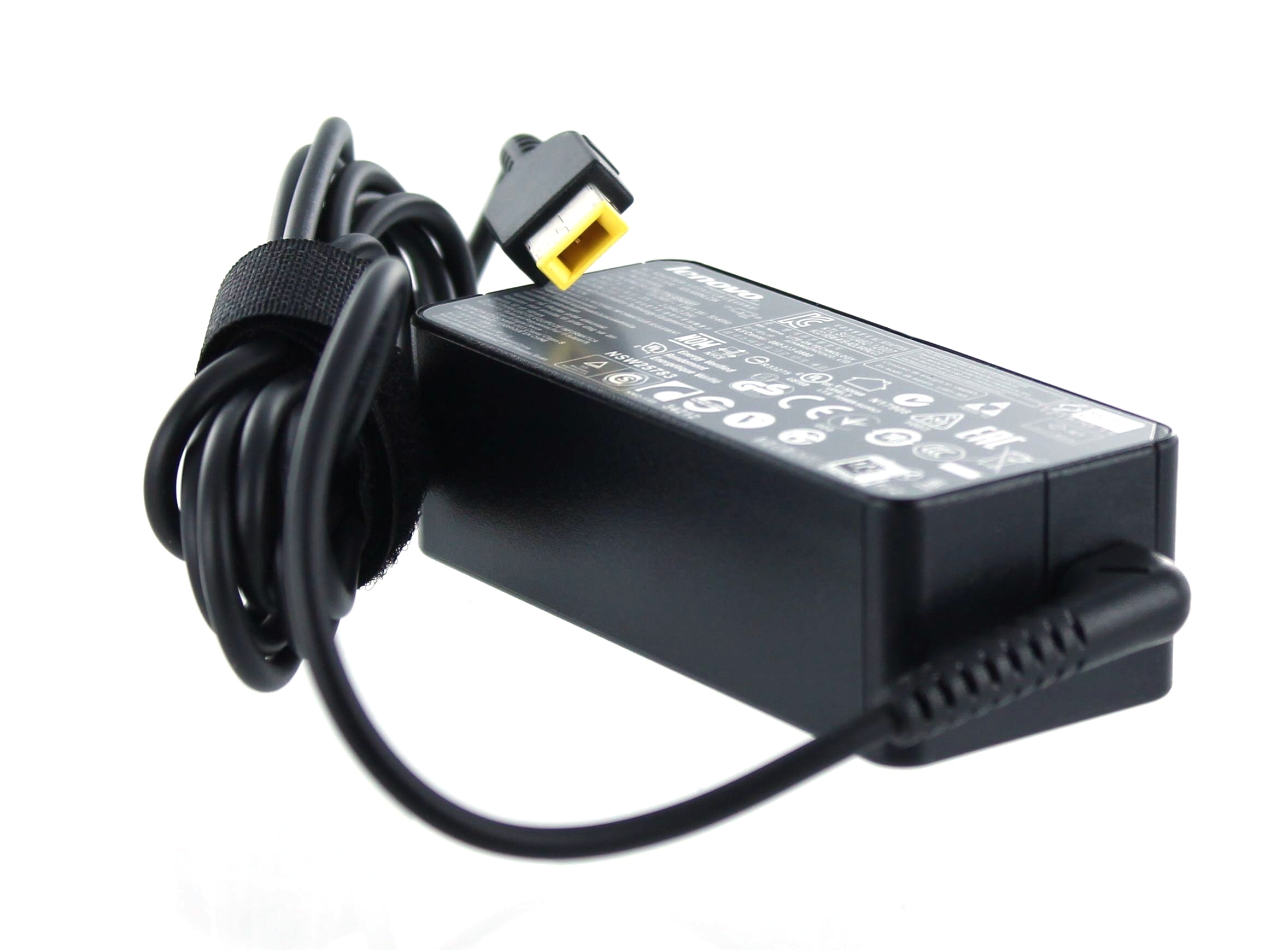 Schwarzes Lenovo Ladegerät mit Kabel. Schwarzes Kabel, Netzteil und Stecker. Weißer Hintergrund.