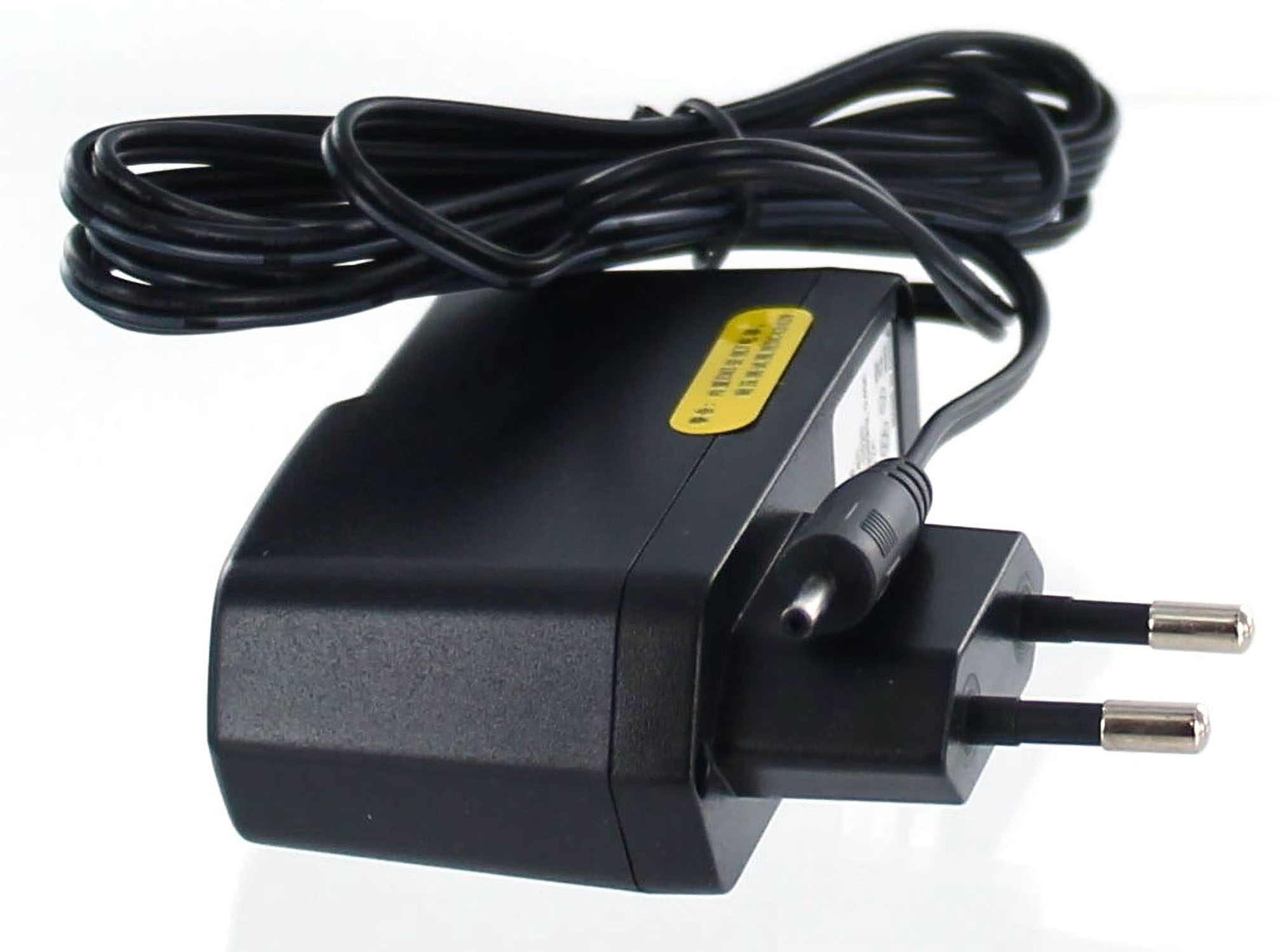 Schwarzer AC-Adapter mit schwarzem Kabel, weißer Hintergrund.