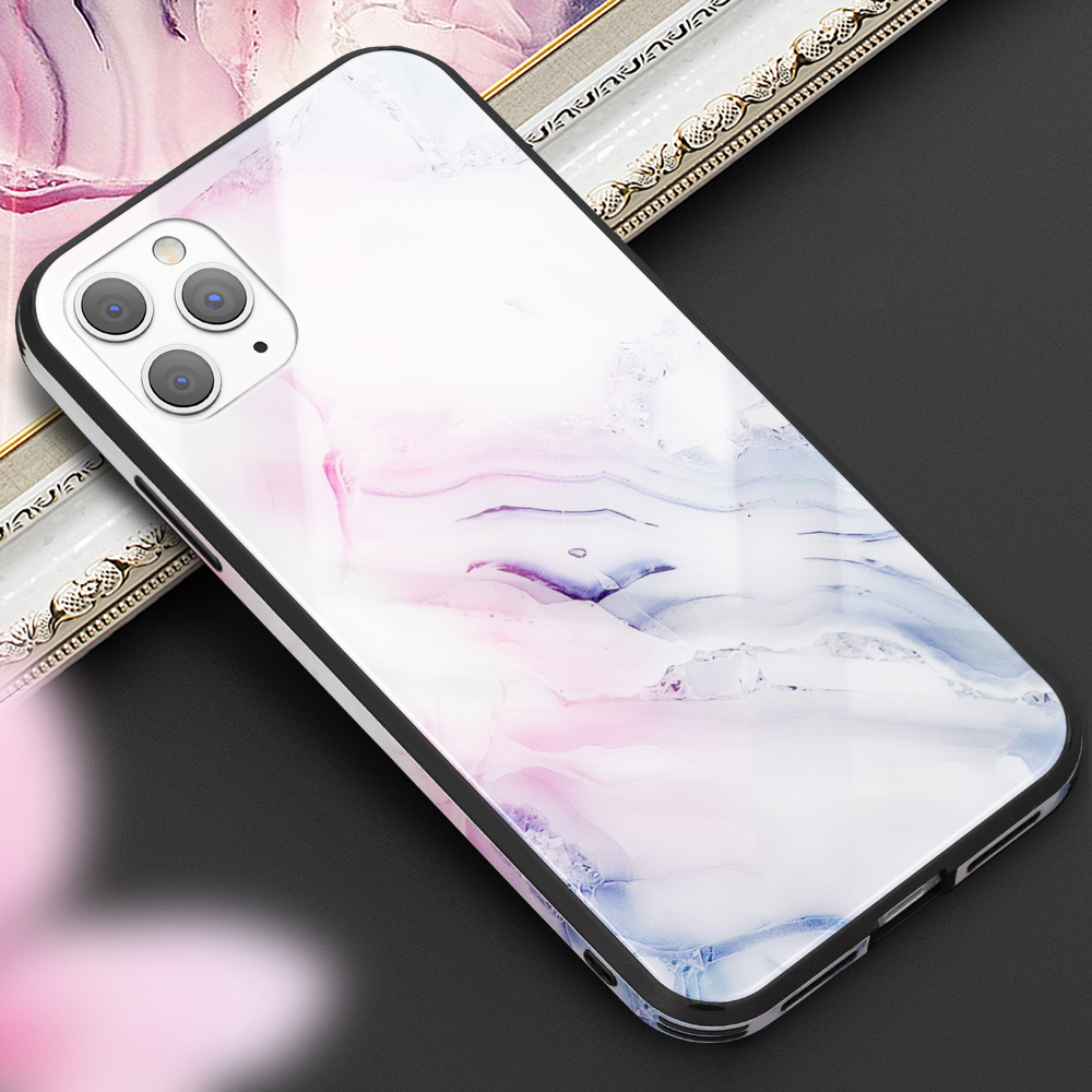 Eine Handyhülle mit Marmordesign. Das Telefon hat einen weißen Hintergrund mit Pink und Blau.
