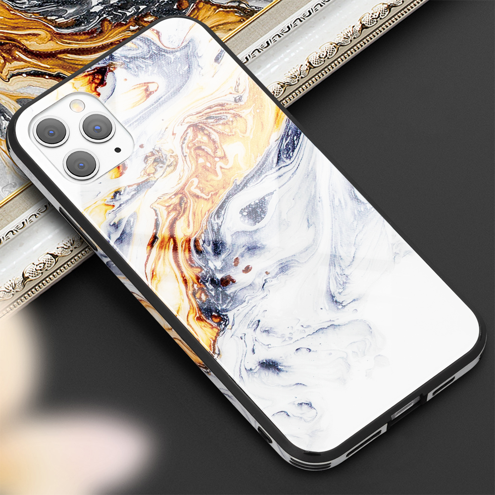 Handyhülle mit Marmordesign. Das Marmormuster ist weiß, grau und goldfarben.