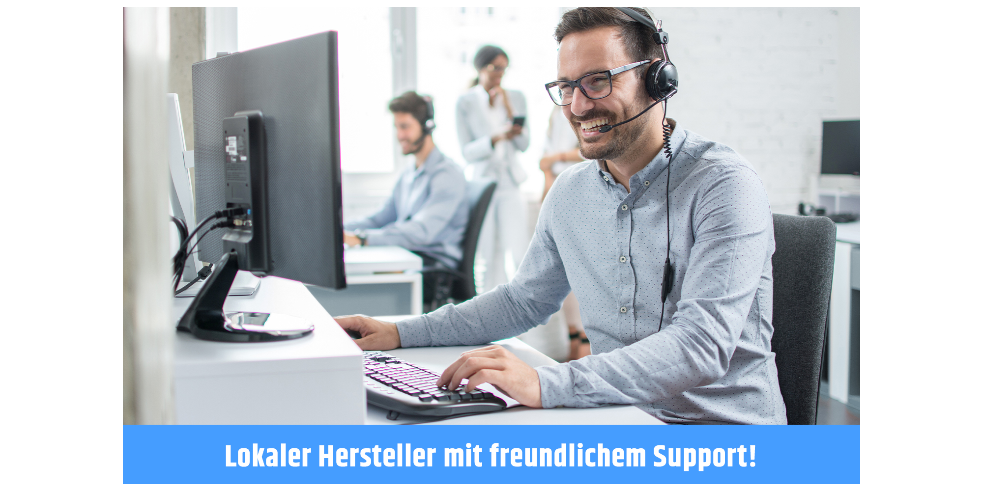 Ein lächelnder Mann mit Headset, der an einem Schreibtisch mit einem Computer arbeitet, mit einem blauen Banner darunter.