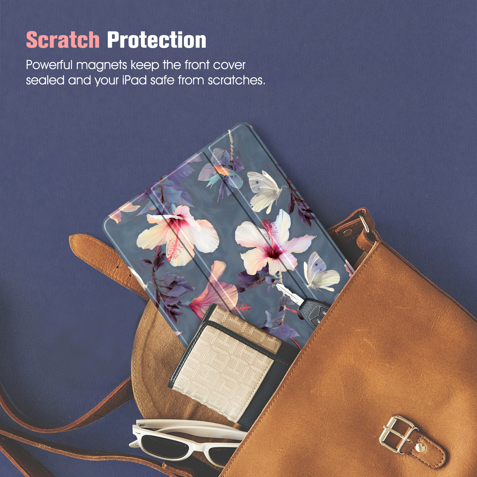 Ein iPad mit floraler Hülle in einer braunen Ledertasche, mit Geldbörse und Sonnenbrille. Szene auf blauer Fläche.