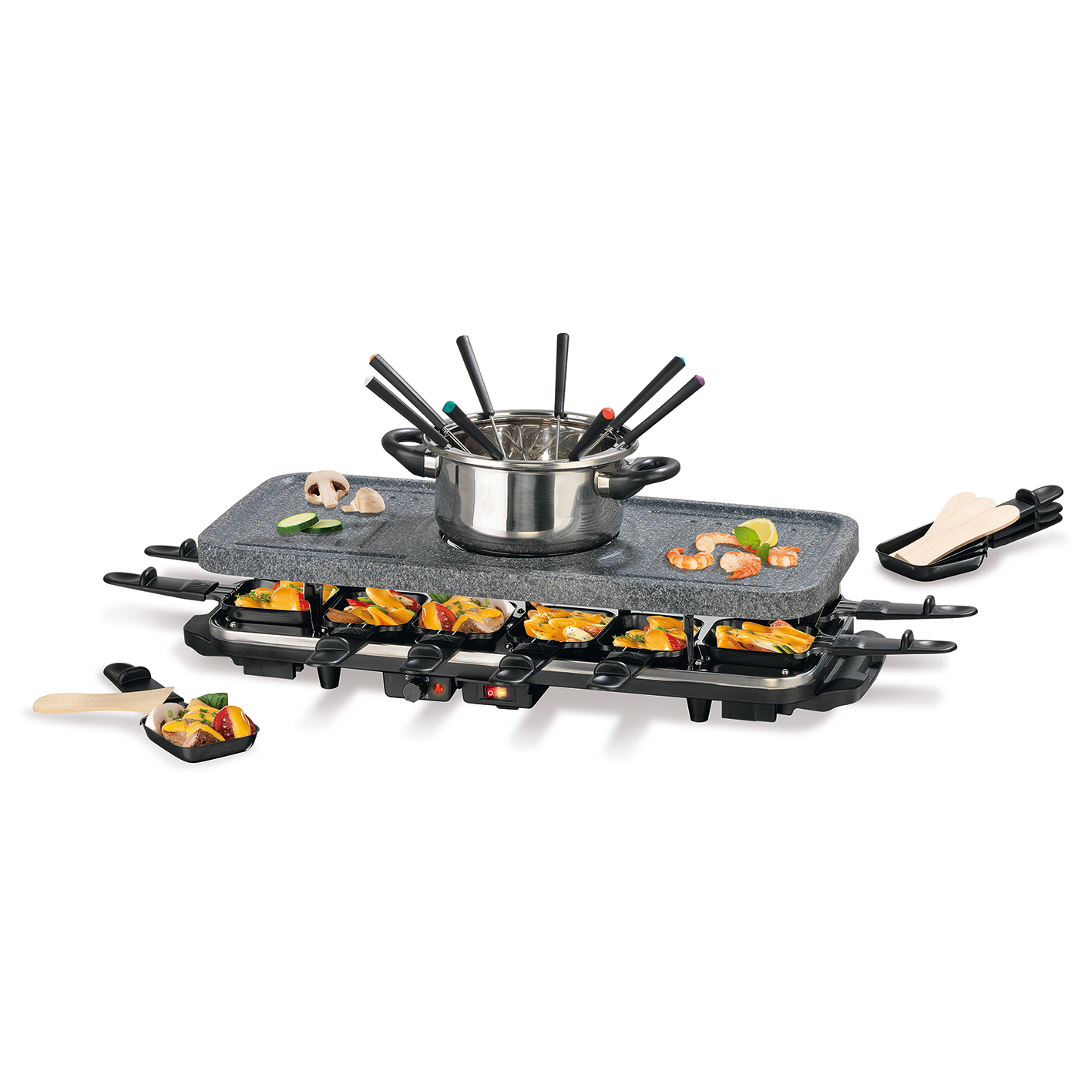 Raclette-Grill mit Essen auf den Grillplatten und einem Fonduetopf, mit Holzspateln und Serviergabeln.