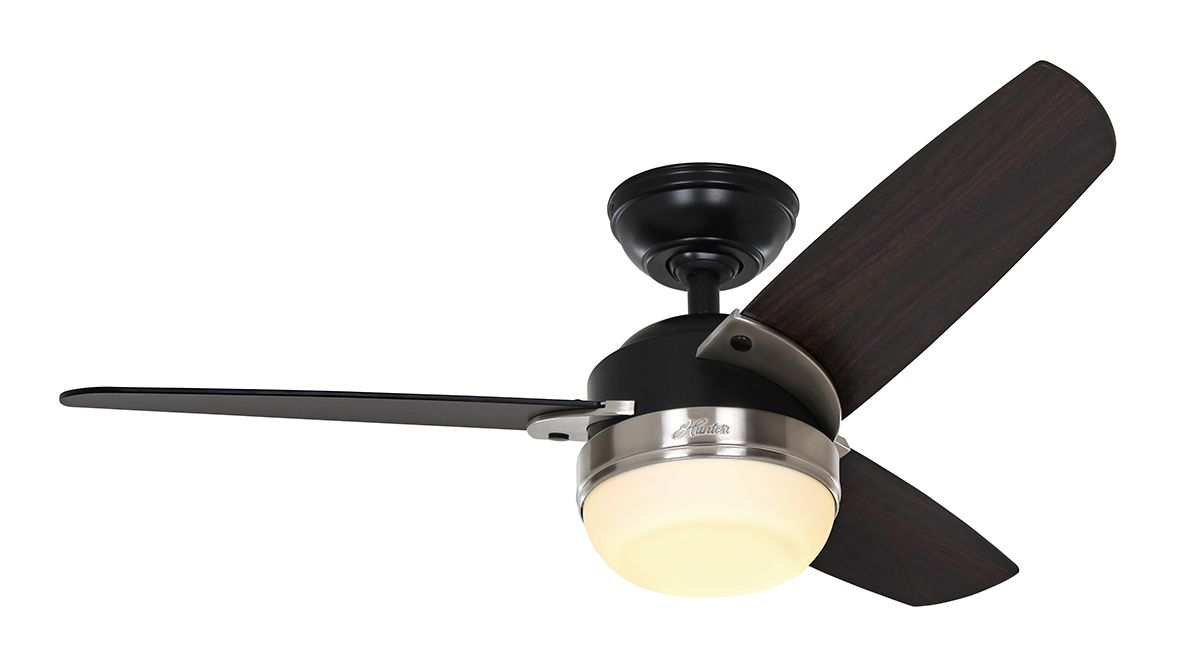 Deckenventilator mit drei dunklen Holzblättern, schwarzem Motor und Licht. Weißer Hintergrund.