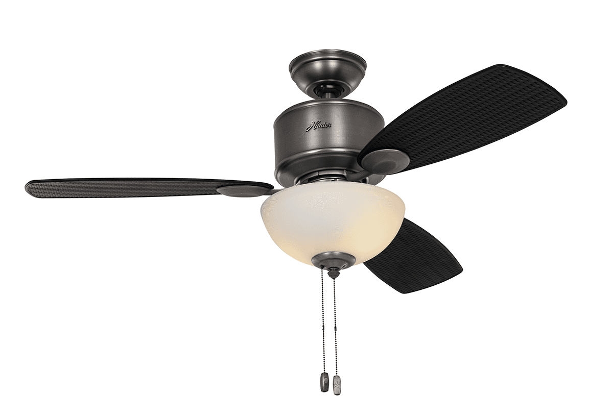 Deckenventilator mit drei schwarzen Flügeln und einer Glasleuchte.