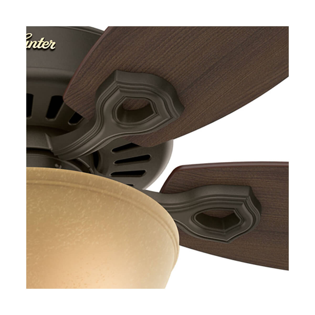 Nahaufnahme des Deckenventilators, dunkelbraune Flügel, Bronzedetails und beige Leuchte darunter.