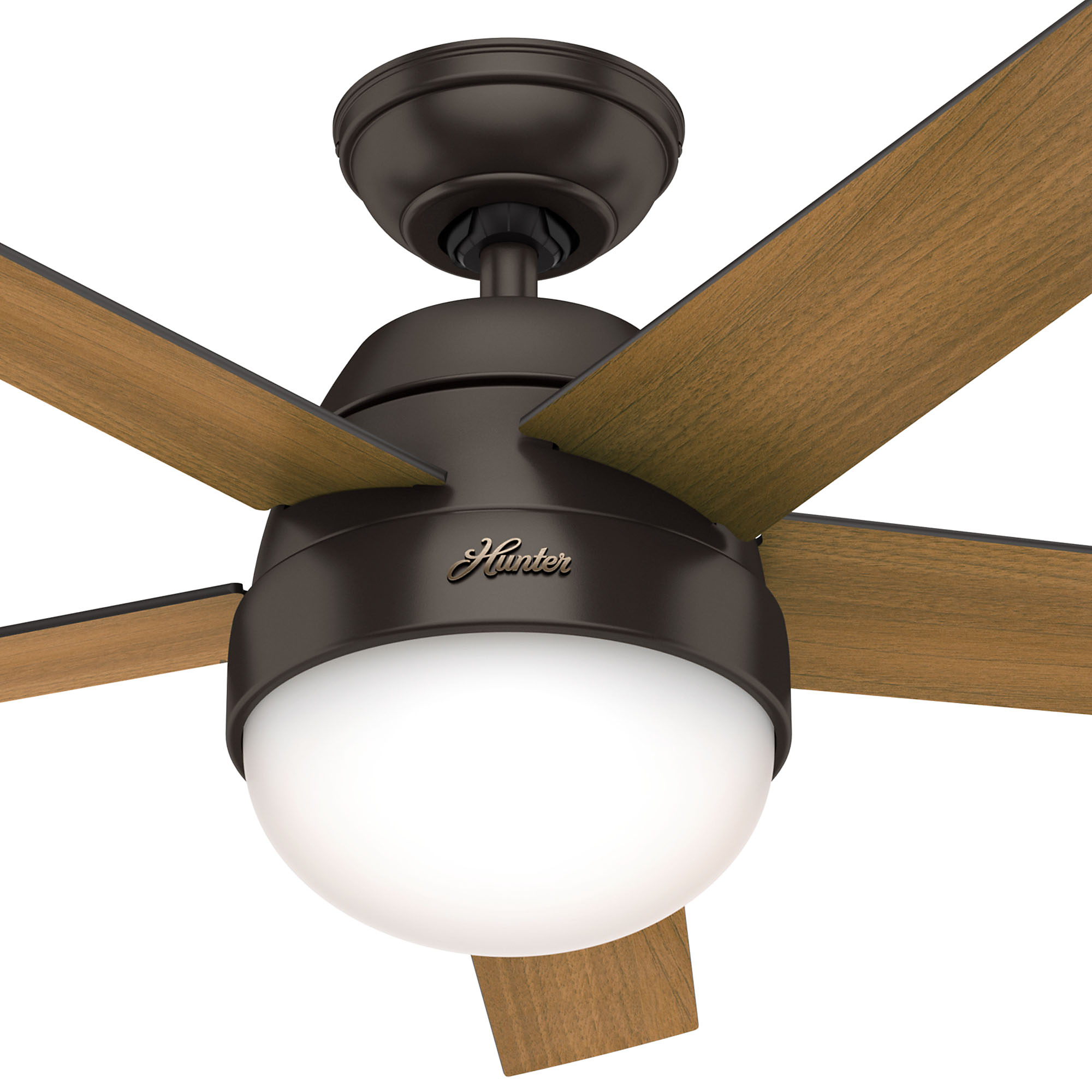 Dunkelbronze-Deckenventilator mit Holzflügeln und einer matten Kugelleuchte.