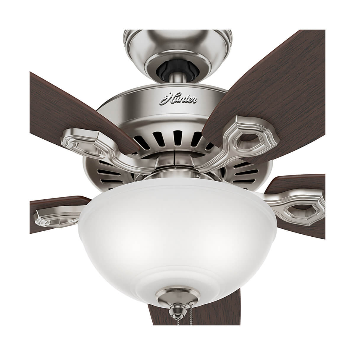 Ein Deckenventilator mit braunen Flügeln und einer Milchglas-Globusleuchte. Hunter-Logo sichtbar.