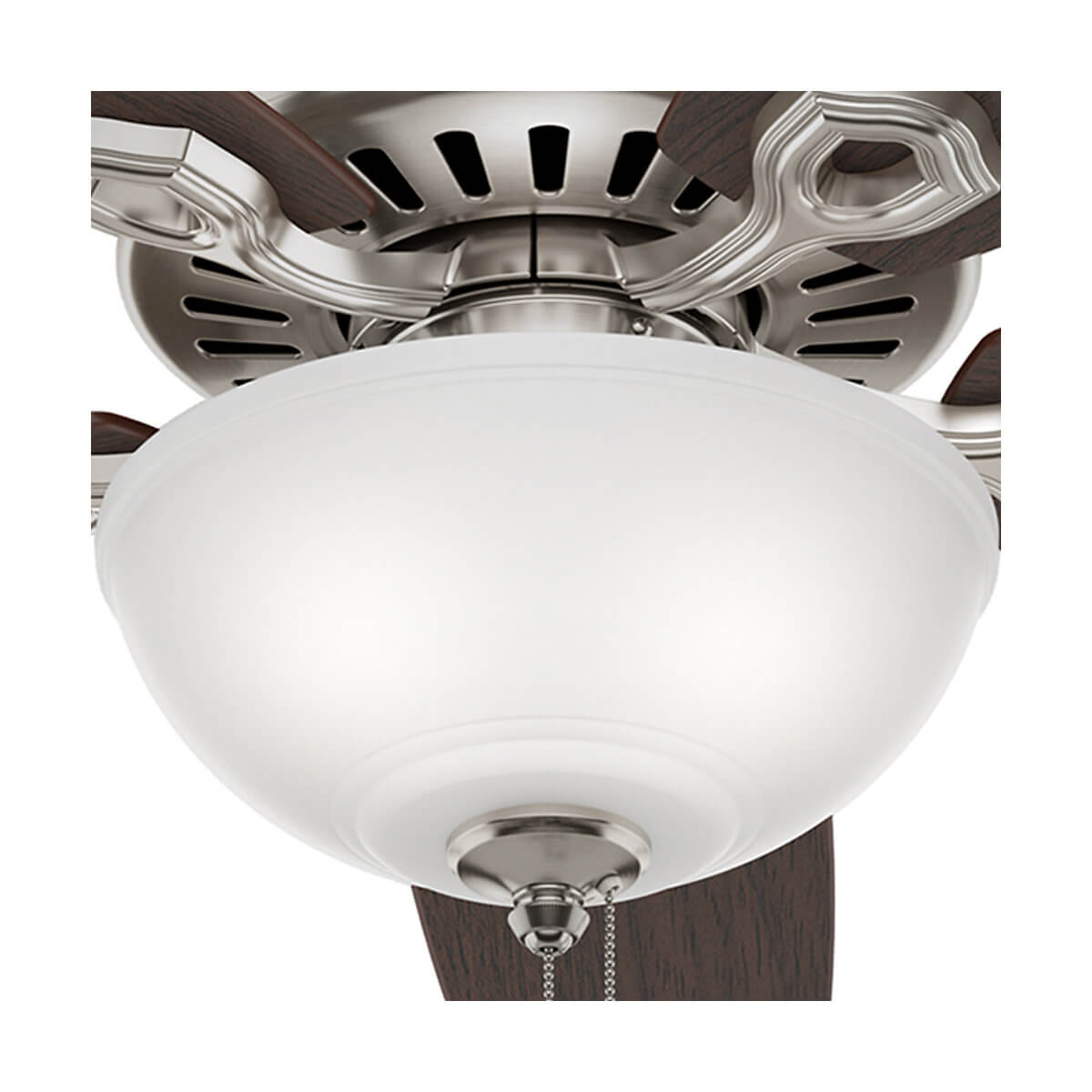 Nahaufnahme eines Deckenventilators mit weißer Kugelleuchte. Dunkelbraune Flügel und silberne Details.