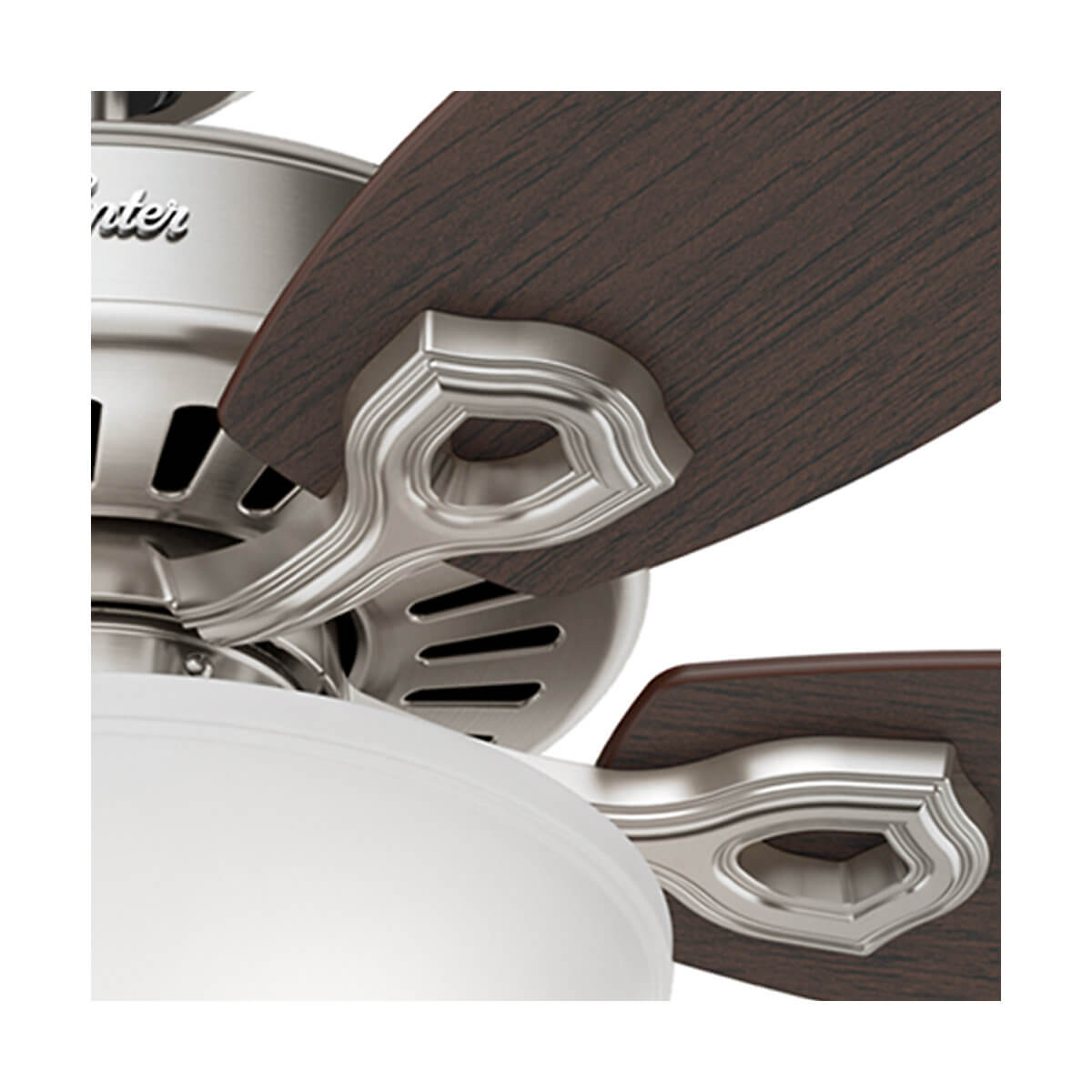 Nahaufnahme eines Deckenventilators. Der Ventilator hat Holzblätter und ein weißes Licht.