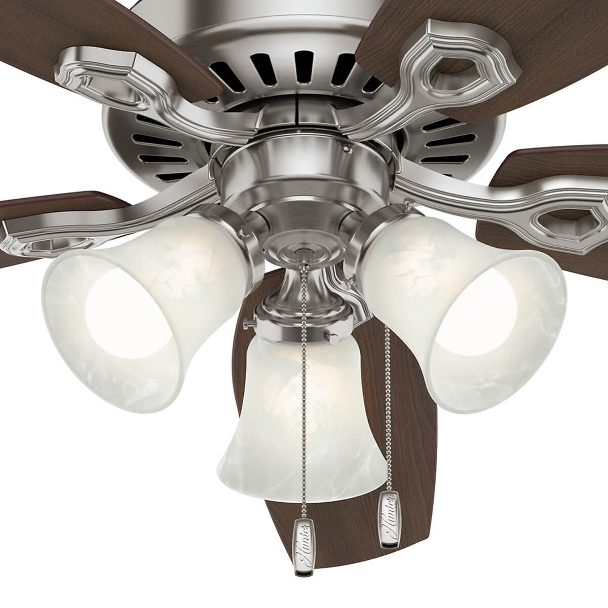 Deckenventilator mit drei Lichtern. Die Flügel sind holzfarben.