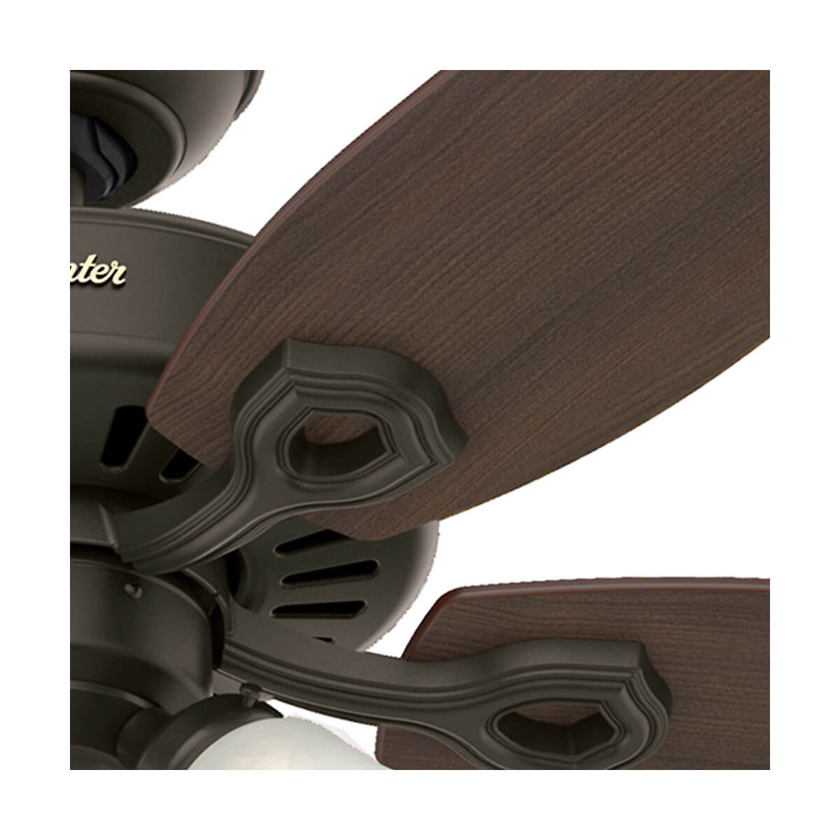 Nahaufnahme eines Deckenventilators mit braunen Holzflügeln und dunkelbraunem Motorgehäuse.