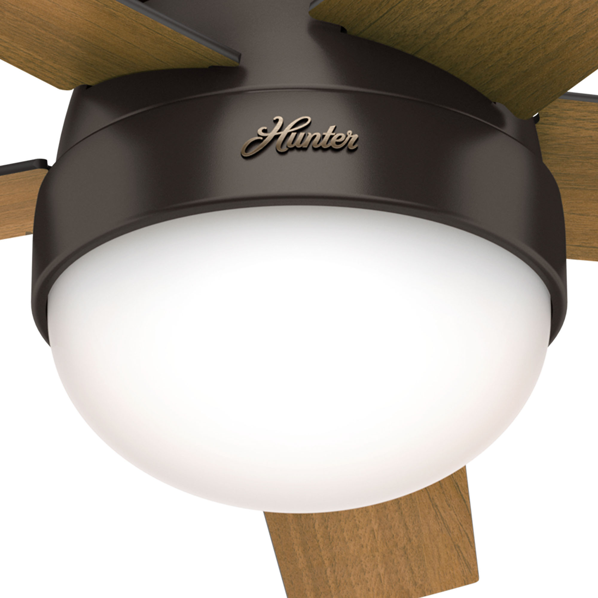 Deckenventilator mit weißem Licht und braunen Flügeln. Weißer Hintergrund.
