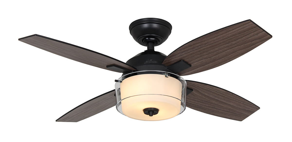 Un ventilatore a soffitto con cinque pale in legno e un apparecchio di illuminazione bianco, su sfondo bianco.