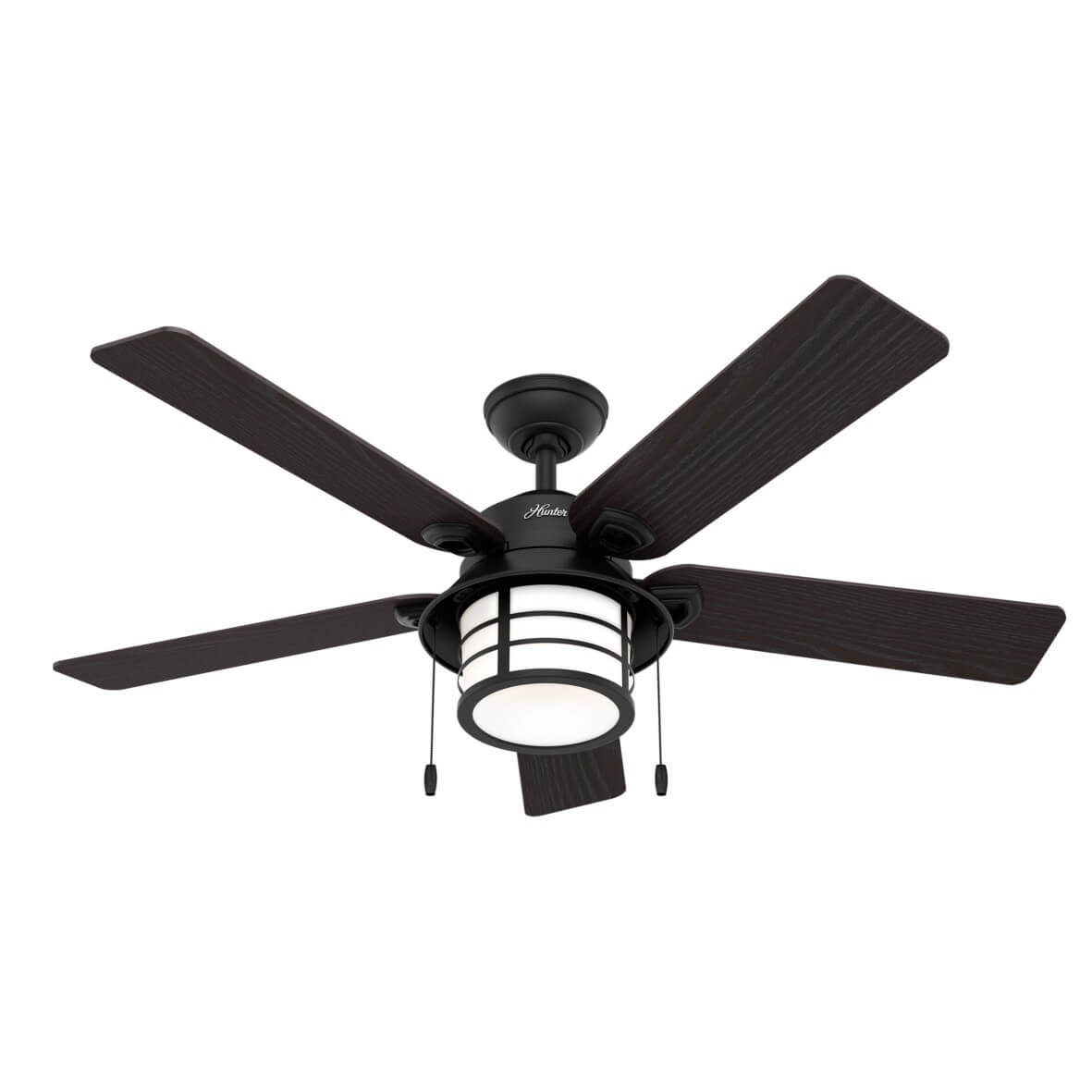 Ein Deckenventilator mit fünf dunkelbraunen Flügeln und einer Leuchte. Weißer Hintergrund.